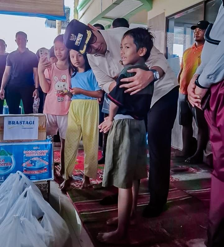 Wali Kota Medan Tinjau Pengungsi Banjir di Harjosari II, Serahkan Bantuan Logistik