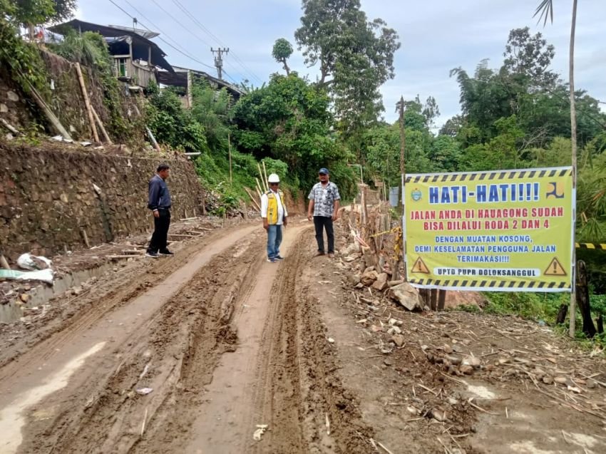 UPTD PUPR Doloksanggul Gerak Cepat Tangani Jalan Amblas di Ruas Pakkat–Tarabintang