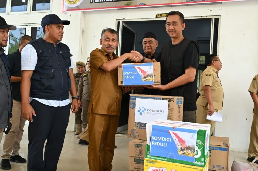 Komdigi Serahkan Bantuan Logistik dan Starlink ke Posko Darurat Bencana Pemprov Sumut