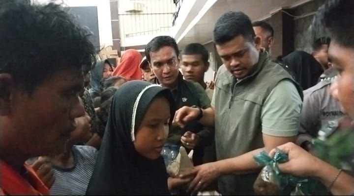 Bagi-Bagi Rendang, Kunjungan Bobby Bangkitkan Harapan Pengungsi Tapteng