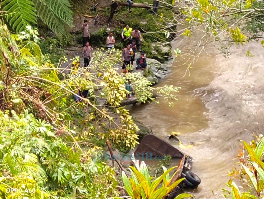 Truk Colt Diesel Terjun ke Sungai di Hite Tano Sipahutar