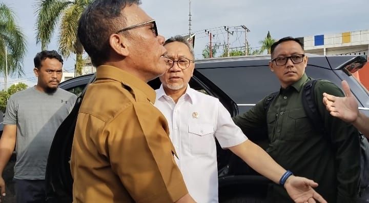 Menteri Pangan dan Menkop UKM Kunjungi Pengungsi Tapteng, Serahkan 500 Paket Bantuan