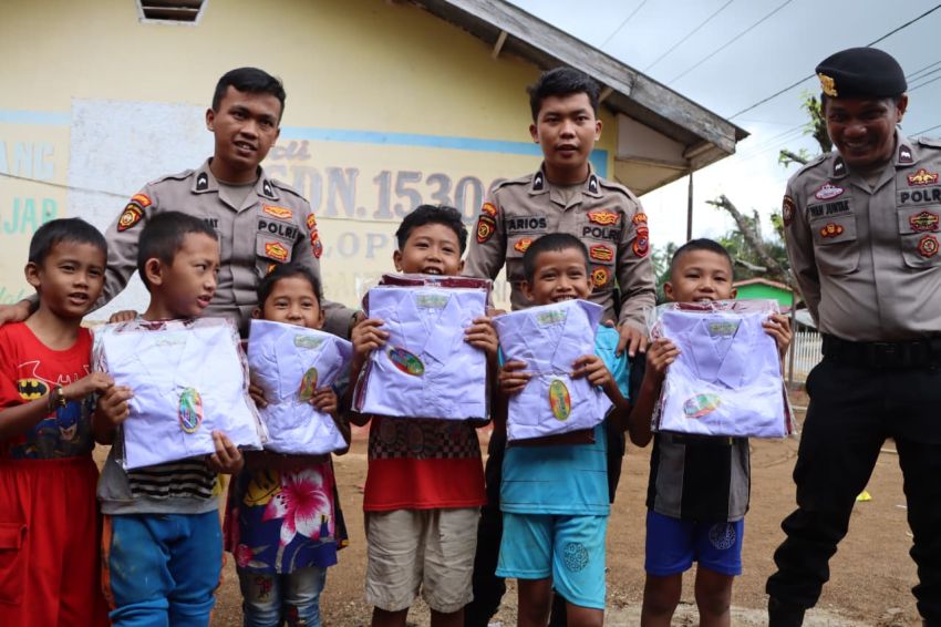 Wakapolri Beri Bantuan Seragam Sekolah Pasca Bencana di Tapteng