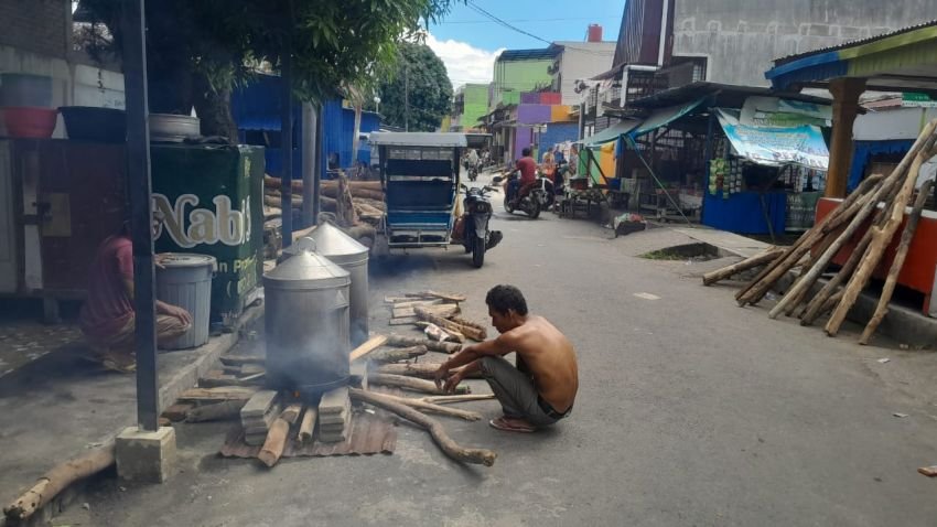 Gas Habis, Warga Sibolga Mulai Gunakan Kayu Bakar