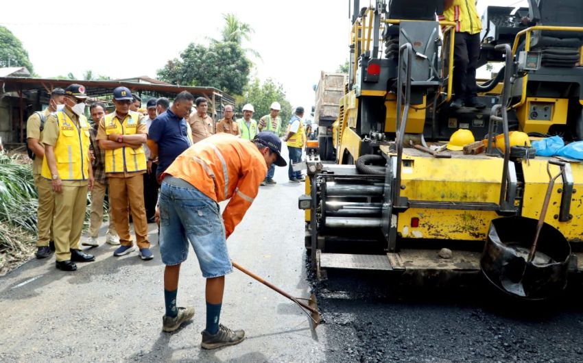 Bupati Simalungun Ajak Masyarakat Merawat Jalan yang Sudah Diperbaiki