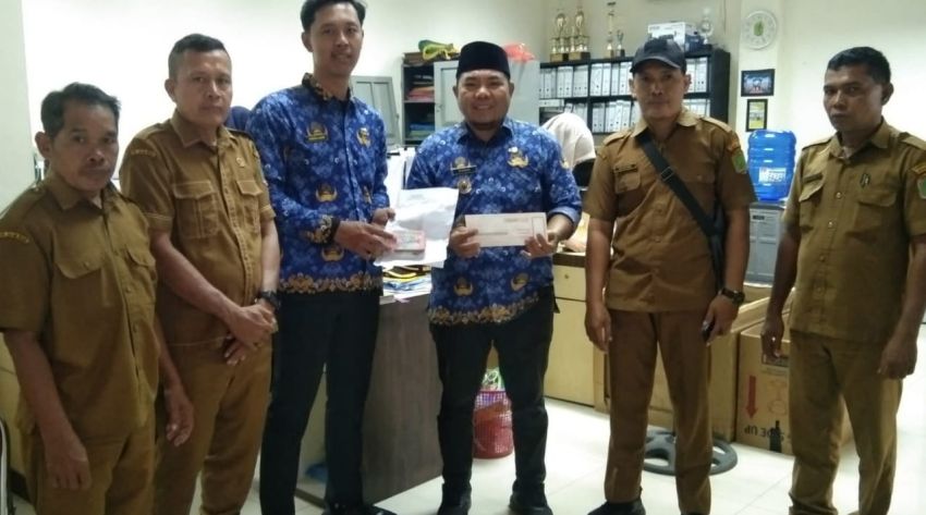 Perangkat Desa Damulipekan dan Warga Donasikan Uang untuk Korban Banjir dan Longsor di Sumut