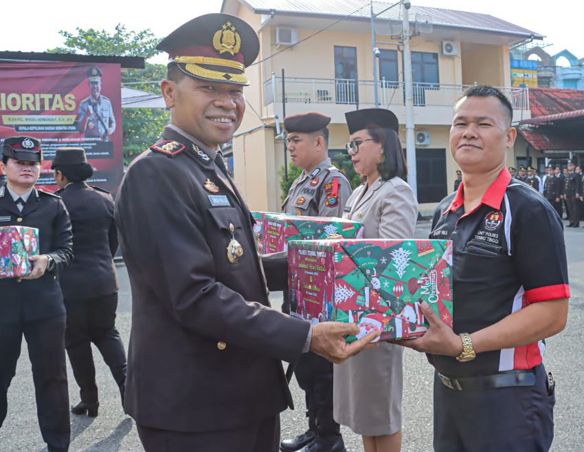 Kapolres Tebingtinggi Serahkan Bingkisan Nataru kepada Personel dan Wartawan