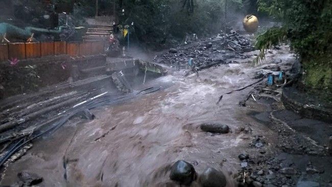 Banjir Bandang Terjang Wisata Guci Tegal, Pancuran 13 Rusak Parah dan Ditutup Sementara