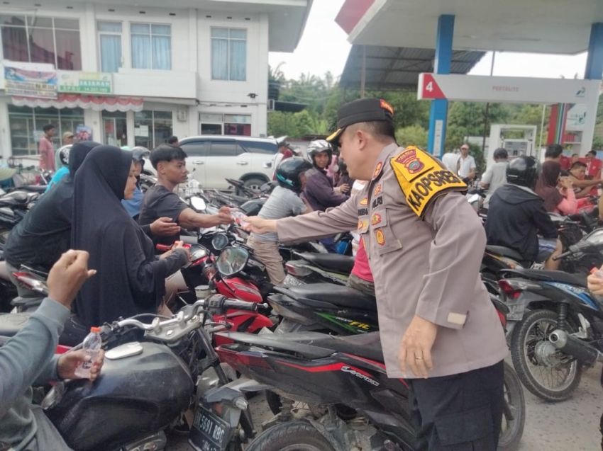Amankan Pengantrean BBM, Kapolres Binjai Bagikan Air Mineral ke Pengendara