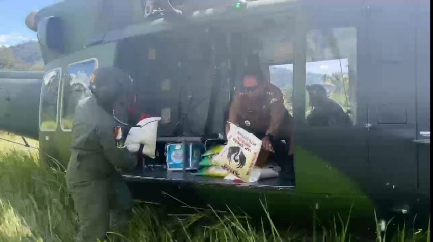 Bupati Taput Distribusikan Bantuan ke Desa Terisolir Pakai Helikopter TNI