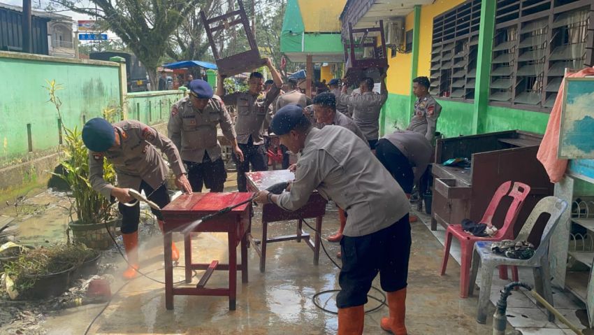 Brimob Polda Sumut Bersihkan SMPN 1 Tanjung Pura Pasca Banjir