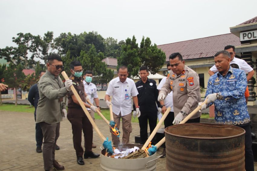 Polres Sergai Musnahkan 23,5 Kg Ganja, Tegaskan Komitmen Berantas Narkotika