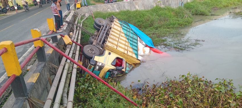 Diduga Supir Mengantuk, Truk Colt Diesel Terjun ke Sungai di Jembatan Merbo Batu Bara