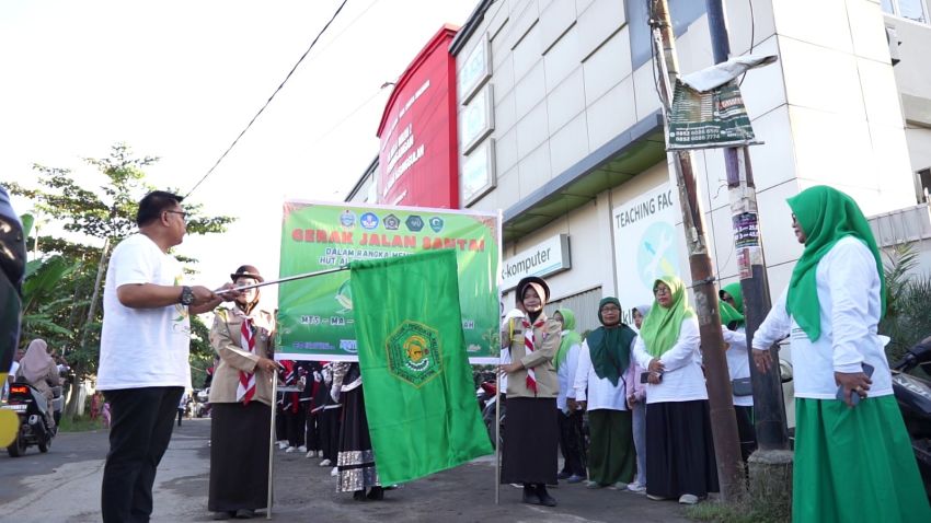 Semarakkan HUT Al Washliyah ke-95, Keluarga Besar SMK/MA/MTs Al Washliyah Perdagangan Gelar Pawai dan Gerak Jalan