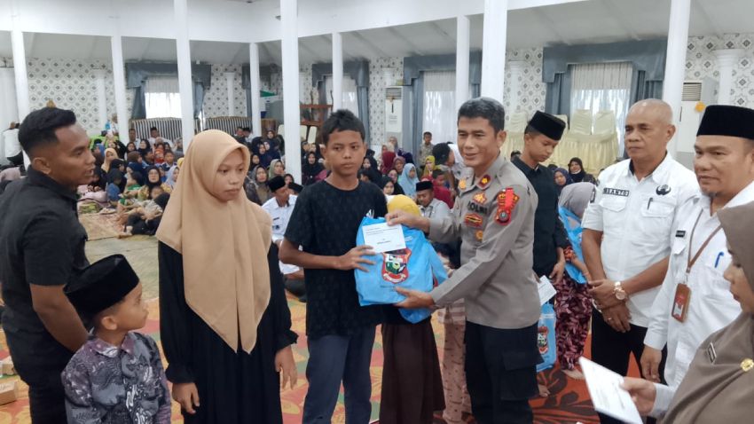 Kabag SDM Polres Tanjungbalai Hadiri Penyaluran Bansos Sandang Keluarga Miskin