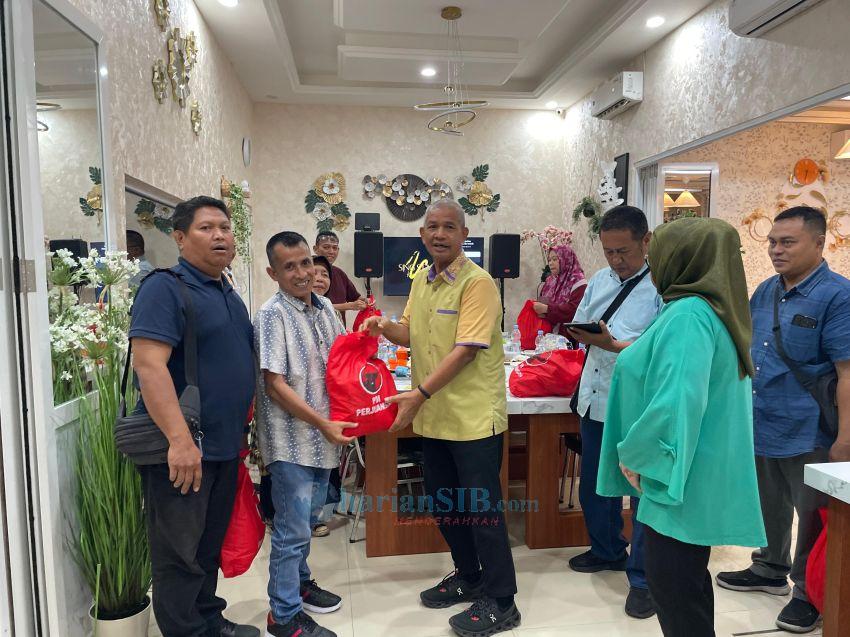 Wakil Ketua DPRD SU Salurkan Bantuan kepada Wartawan Terdampak Banjir di Kota Medan