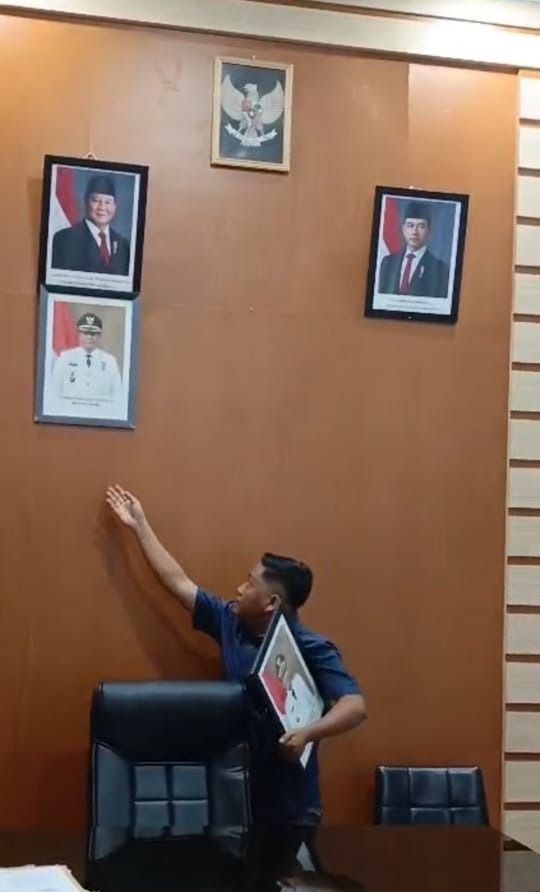 Viral di Medsos, Foto Bupati dan Wakil Bupati Samosir Diturunkan Karena Belum Lunas