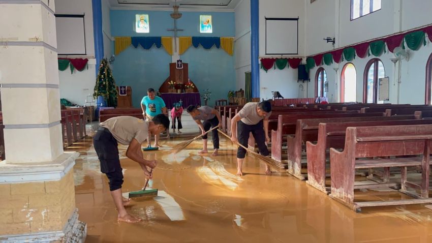 Polda Sumut Bersihkan Gereja HKBP Hutanabolon dan Ikut Ibadah Natal Bersama Warga