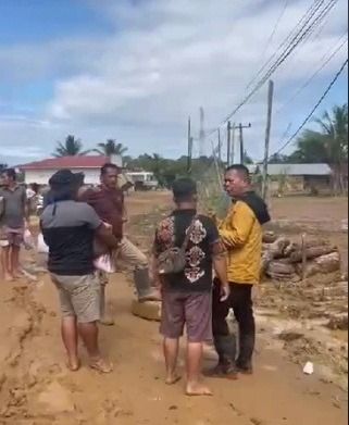Hujan Deras, Material Longsor dan Kayu di Sungai Sigotom dan Aek Godang Dibersihkan