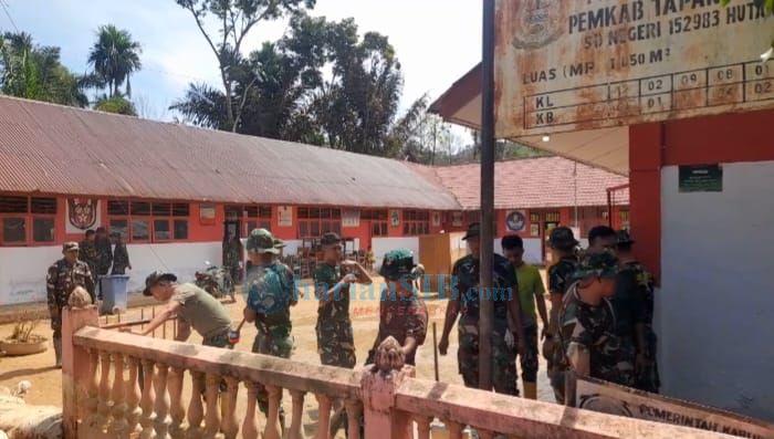 Satgas Gulbencal Kodim 0211/TT Bersihkan SDN 155678 Hutanabolon II Pascabencana Longsor