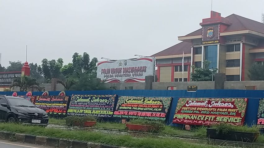 Puluhan Papan Bunga Ucapan Selamat Sertijab Hiasi Mapolda Sumut