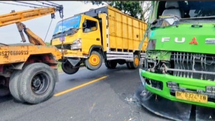 Tabrakan Dua Truk di Jalinsum Tanah Gambus, Sopir Colt Diesel Kabur