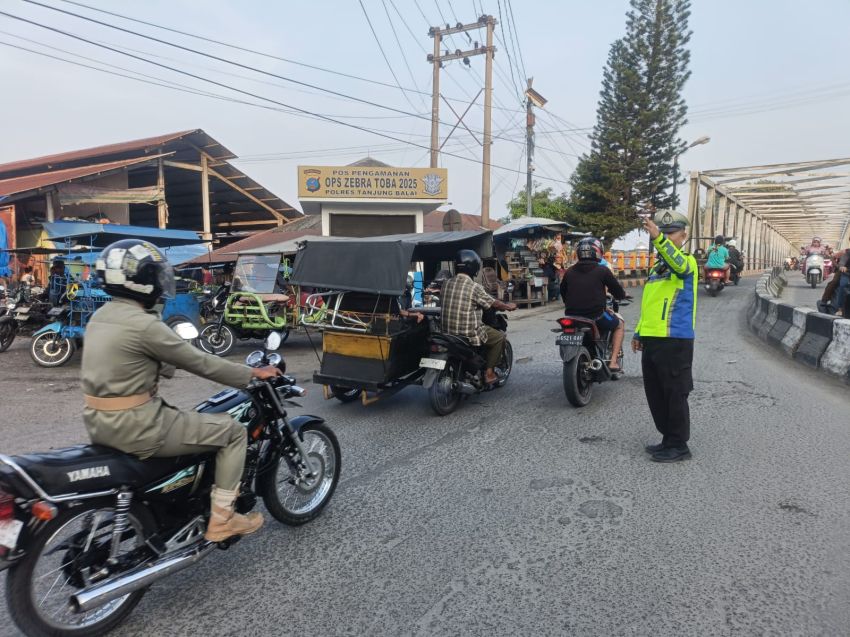 Personel Polres Tanjungbalai Lakukan Gatur Lantas Pagi