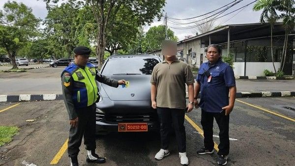 Porsche Cayenne Berpelat Dinas Kemhan Viral di Bandara Halim Ternyata Palsu