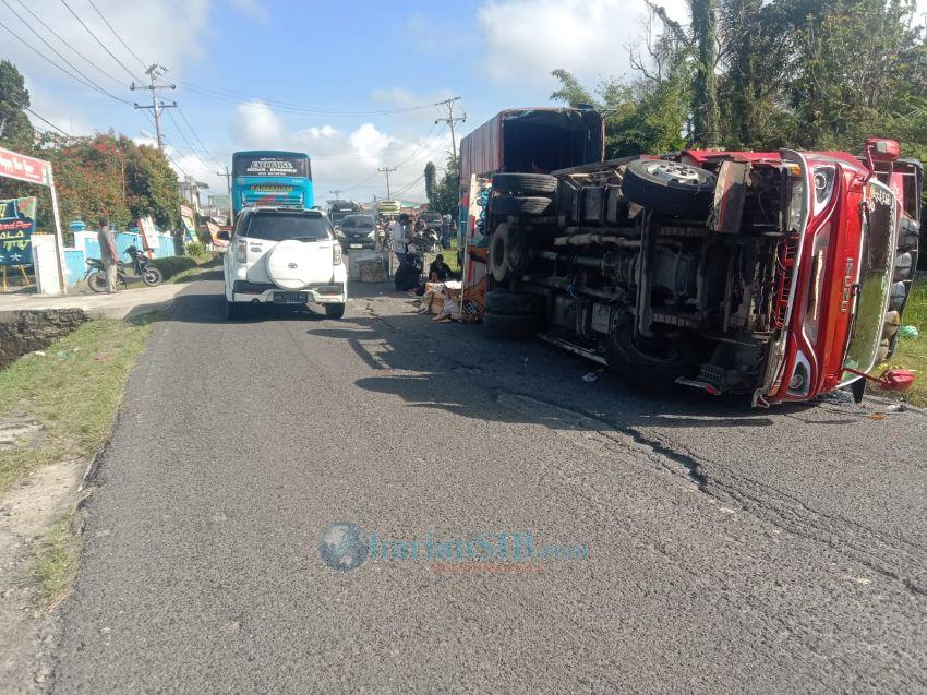 Truk Pengangkut Jeruk Asal Jawa Tengah Terbalik di Simalungun