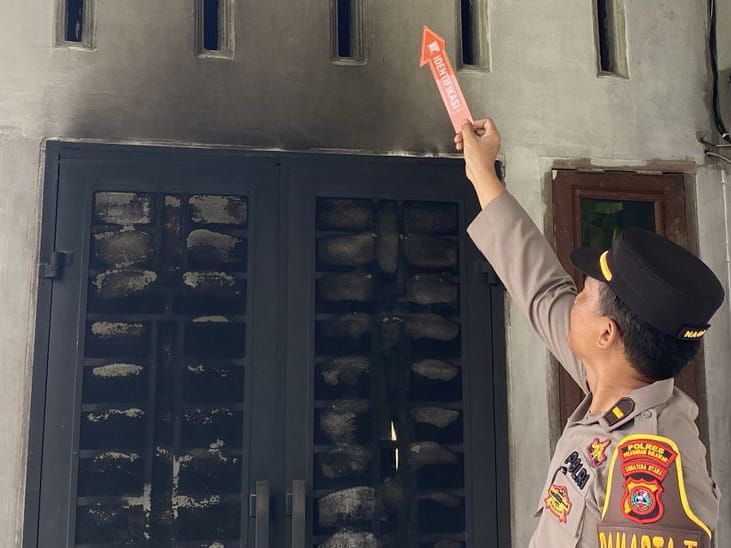 Diduga Dilempar Bom Molotov, Rumah Seorang Warga di Hamparan Perak Terbakar