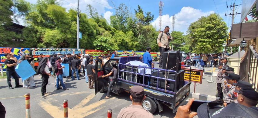 BEM SI Kerakyatan Sumut Minta Polisi Tangkap Pelaku Pembakaran Mobil Pengacara