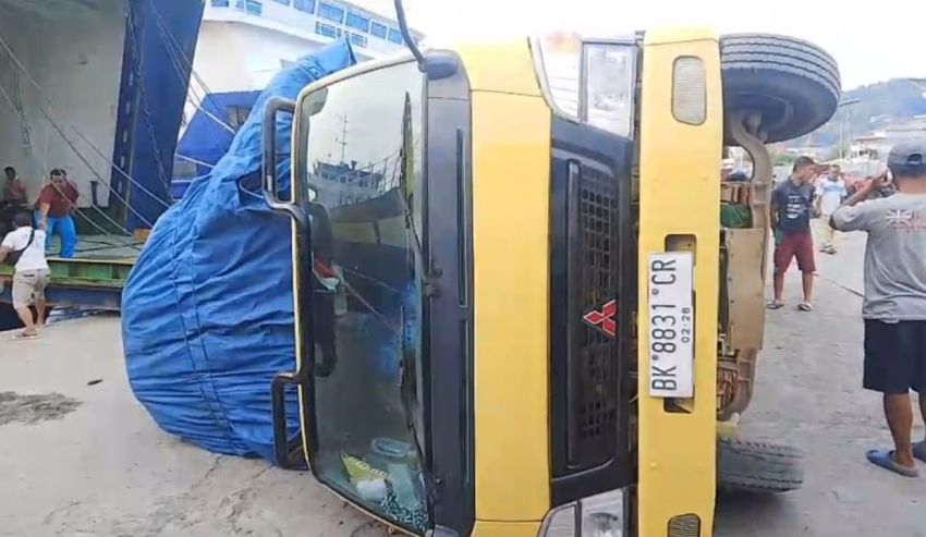 Lantai Dermaga Jebol, Truk Angkut Sembako Terbalik di Pelabuhan Gunungsitoli