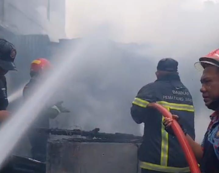 Satu Unit Rumah Usaha Lontong Terbakar di Jalan Rakutta Siantar