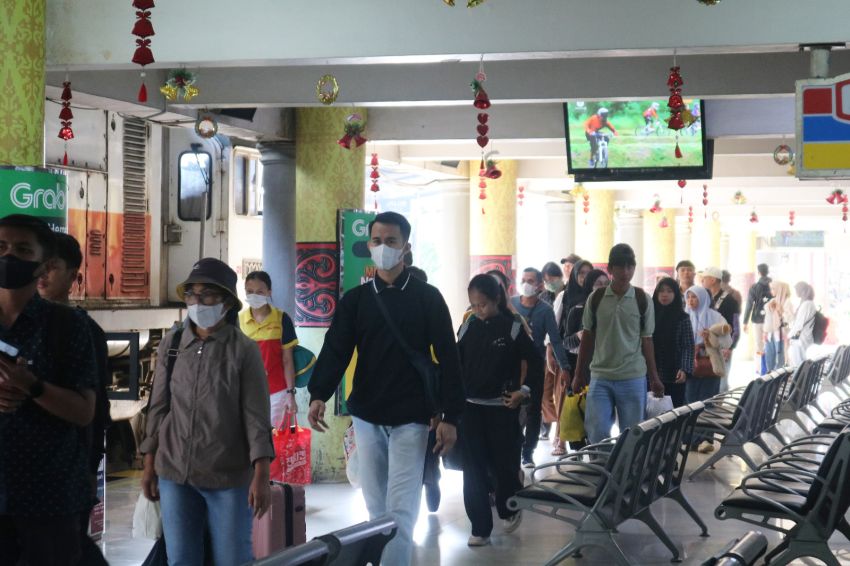 Hari Terakhir Libur Panjang Isra Miraj, Ribuan Penumpang Padati Stasiun KA