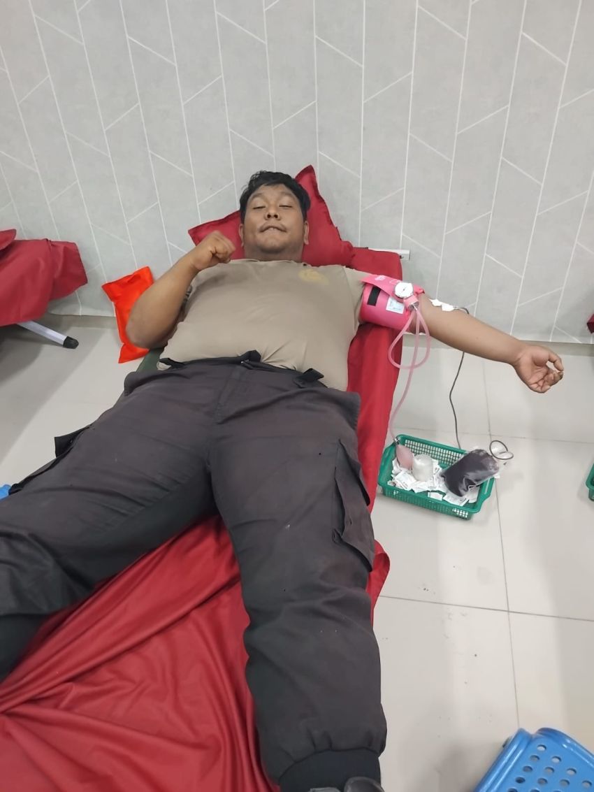 Personel Polsek Datuk Bandar Ikuti Donor Darah Hari Bakti Imigrasi Ke-76 di Tanjungbalai