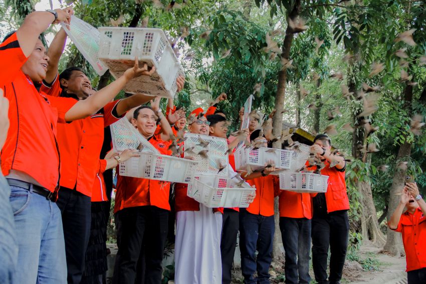 Peringati HUT ke-79 Megawati, DPC PDIP Medan Potong Tumpeng dan Lepas Burung