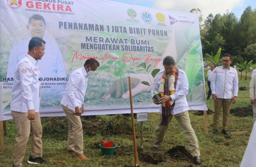 Utusan Khusus Presiden Hashim Djojohadikusumo Tanam Pohon Aren Cegah Longsor di Taput