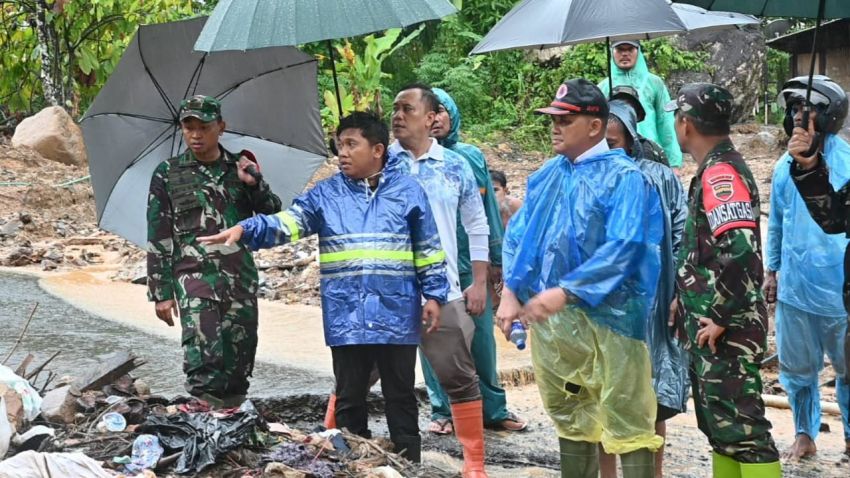 Wali Kota Sibolga Tinjau Sungai Aek Doras di Tengah Hujan Deras
