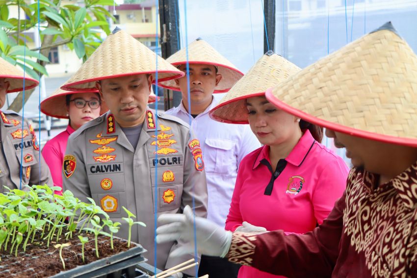 Polrestabes Medan Panen Perdana dan Tanam Melon Hidroponik