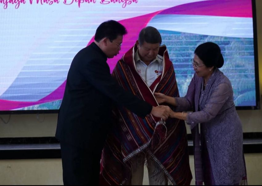 HKBP Anugerahkan Ulos Istimewa "Harungguan" kepada Hashim Djojohadikusumo