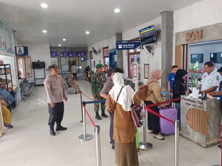 Personel Gabungan Siaga di Stasiun KA Tanjungbalai
