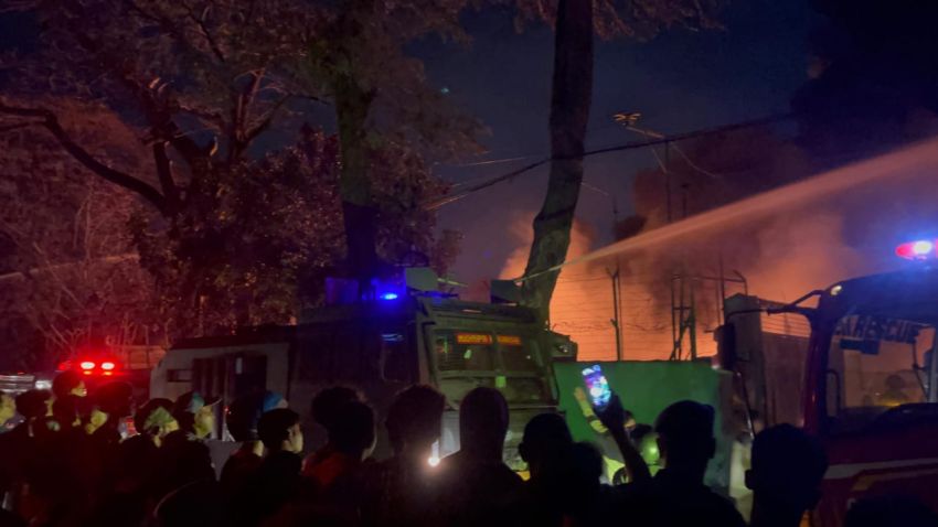 Mobil AWC Brimob Polda Sumut Dikerahkan Padamkan Kebakaran Hebat di Pabrik Swallow