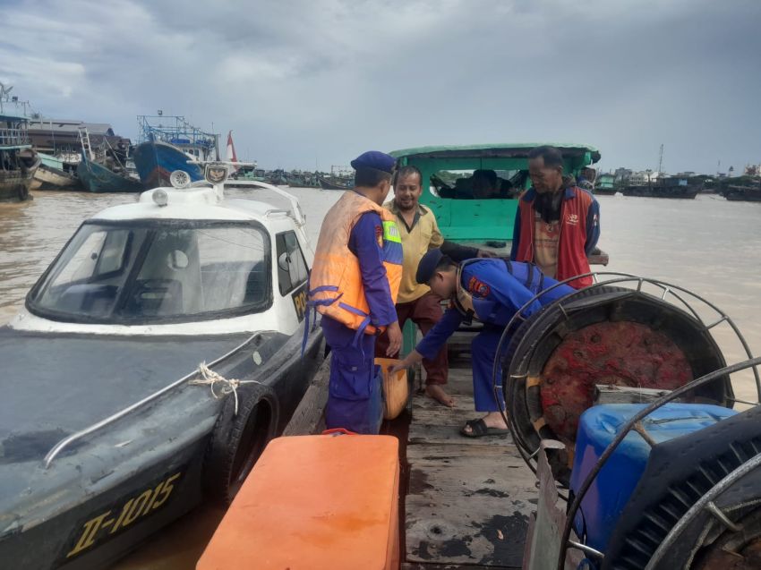 Sat Polairud Polres Tanjungbalai Bantu Nelayan yang Alami Mati Mesin di Tengah Laut