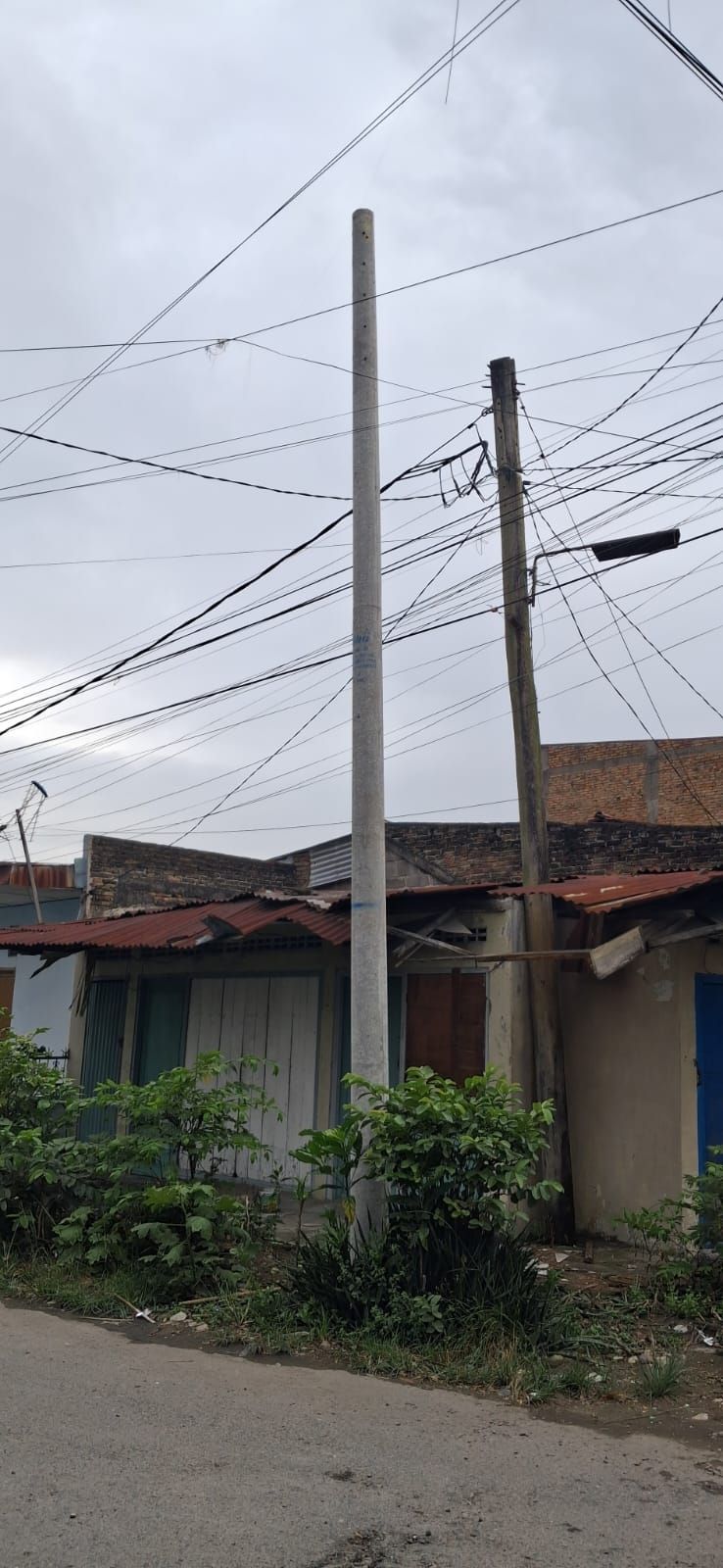 Sudah Pergantian Tahun 2026, Kabel Listrik di Perumnas Mandala Tak Kunjung Dipindahkan ke Tiang Beton