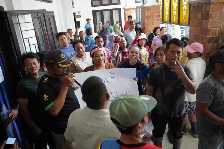Parit Dibongkar, Puluhan Pedagang Protes Datangi DPRD Deliserdang