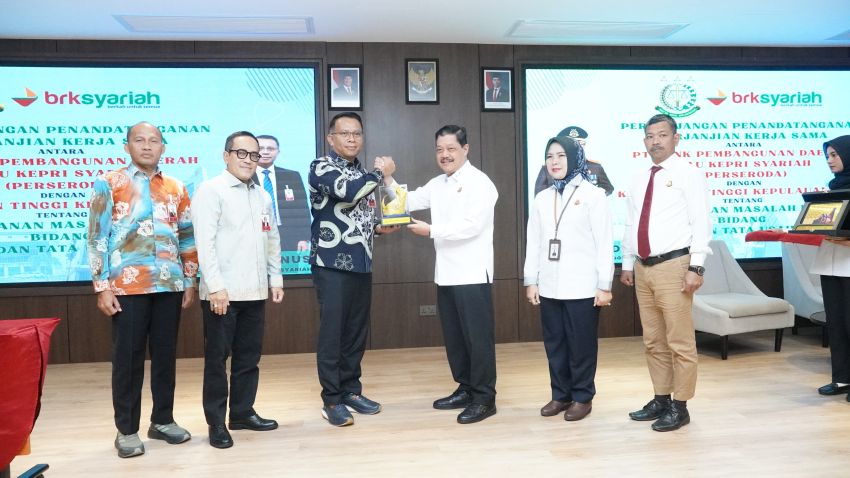Perkuat Sinergi dan Kepastian Hukum, Kejaksaan Tinggi Kepri dan BRK Syariah Teken PKS