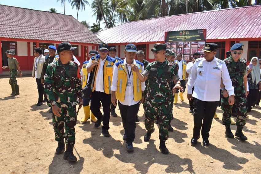 Wabup Tapteng Dampingi Kasum TNI Tinjau Penanganan Pemulihan Bencana di Tukka