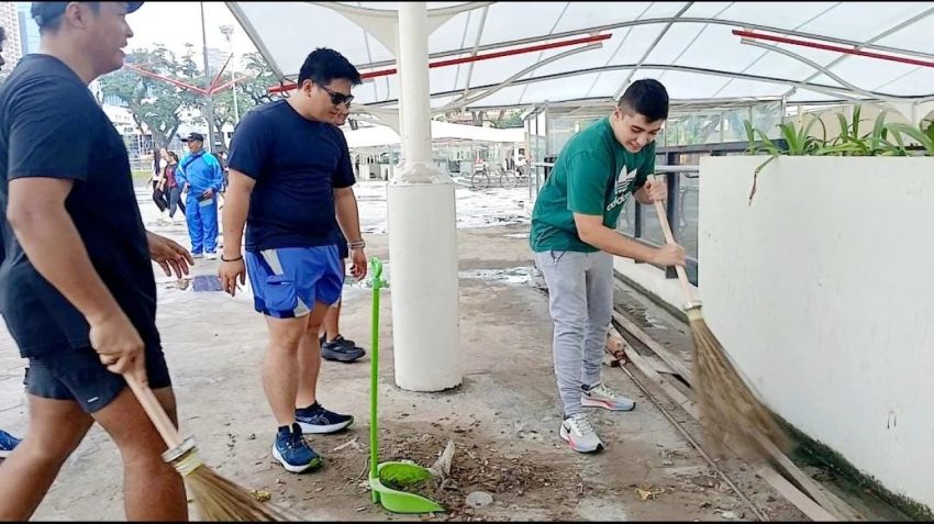 Pemuda Berdarah Jerman Mike Huber Pimpin Bersih-bersih Lapangan Merdeka Medan