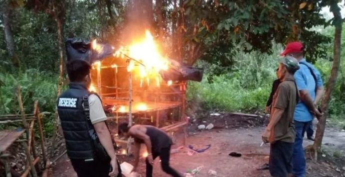 Polsek Marbau Bakar Pondok Narkoba di Desa Sumbermulyo