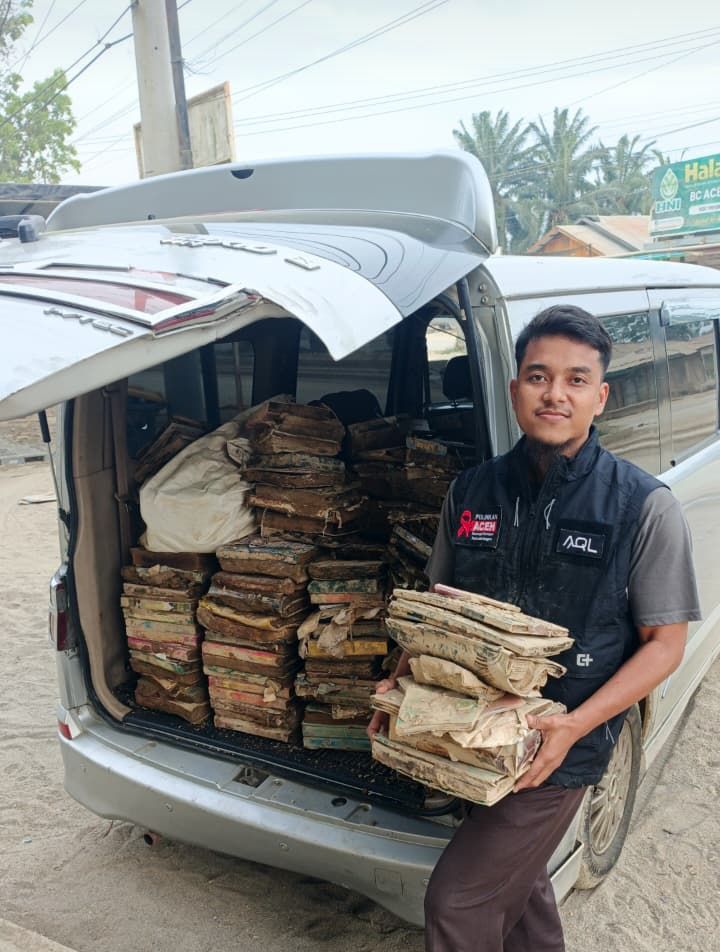 Relawan AQL Laznas Peduli Muliakan Ratusan Al-Qur&rsquo;an Rusak Akibat Banjir di Aceh Tamiang